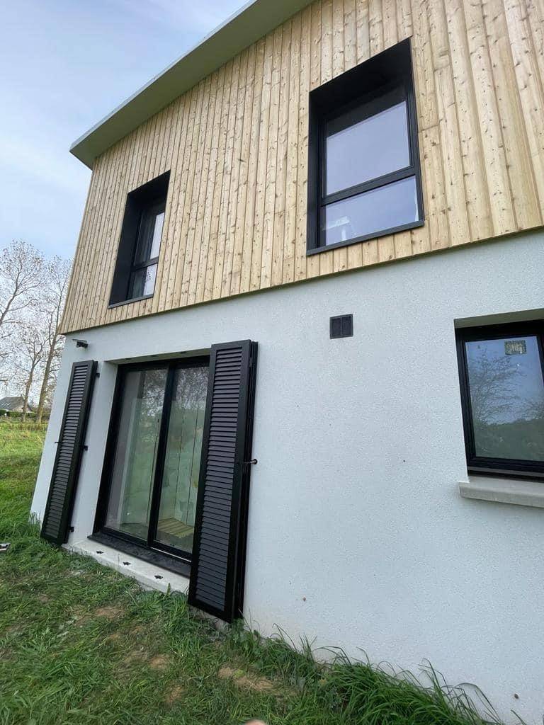 Faire poser un portail battant en alu avec brise vue et avec motorisation somfy, sur-mesure, personnalisable, fabrication française, garantie 20 ans, portillon Dieppe 76 en Seine Maritime