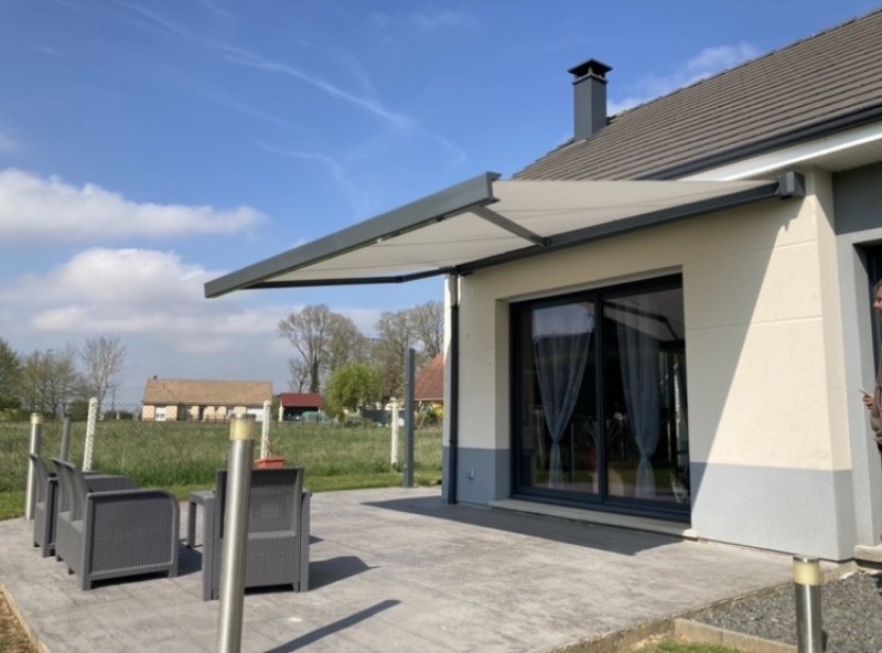 Protégez-vous et votre terrasse du soleil avec style grâce à notre store coffre en aluminium à Belmesnil entre Dieppe et Rouen