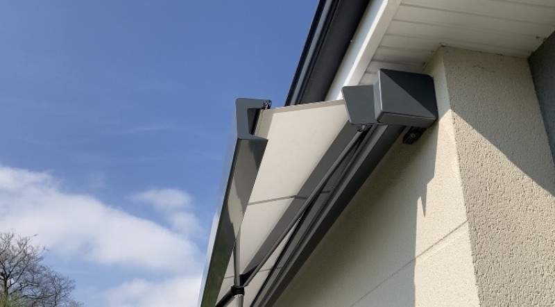 Protégez-vous et votre terrasse du soleil avec style grâce à notre store coffre en aluminium à Belmesnil entre Dieppe et Rouen