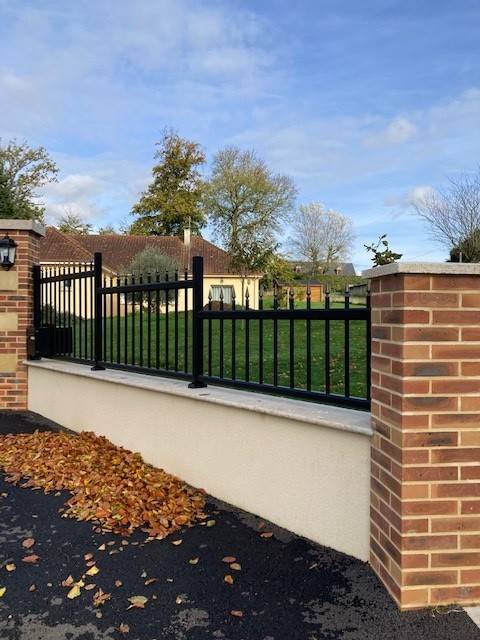 Installation clôture aluminium noir effet fer forgé sur muret maçonné en brique à Doudeville entre Saint-Valery-en-Caux et Dieppe