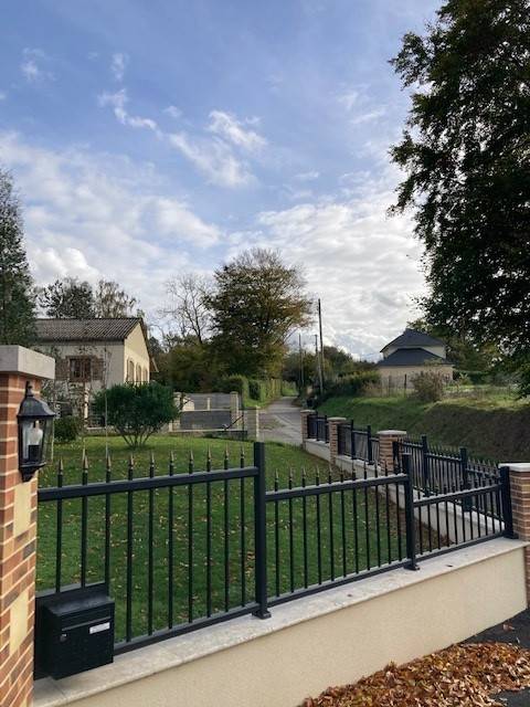 Installation clôture aluminium noir effet fer forgé sur muret maçonné en brique à Doudeville entre Saint-Valery-en-Caux et Dieppe