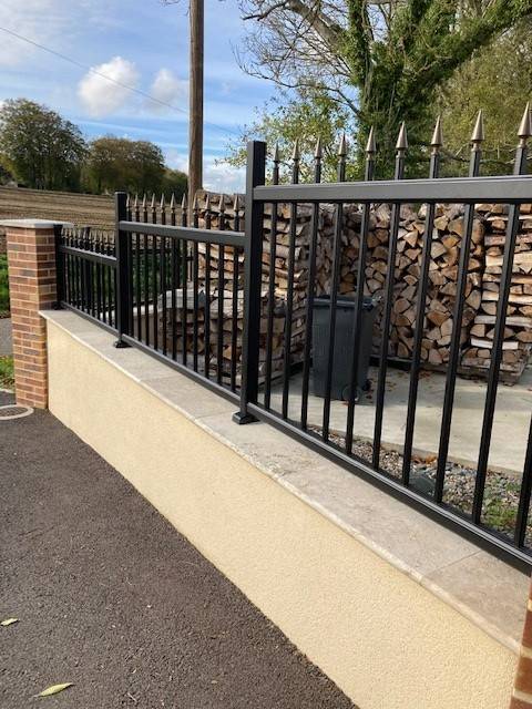 Installation clôture aluminium noir effet fer forgé sur muret maçonné en brique à Doudeville entre Saint-Valery-en-Caux et Dieppe