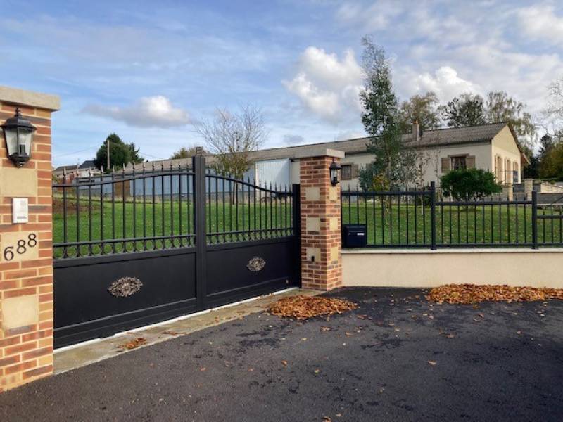 Installation clôture aluminium noir effet fer forgé sur muret maçonné en brique à Doudeville entre Saint-Valery-en-Caux et Dieppe