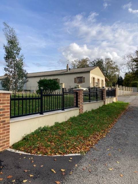 Installation clôture aluminium noir effet fer forgé sur muret maçonné en brique à Doudeville entre Saint-Valery-en-Caux et Dieppe