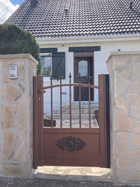 Portail et Portillon CETAL au Style rétro à Petit-Couronne près de Rouen, une belle réalisation signée Dieppe Fermeture