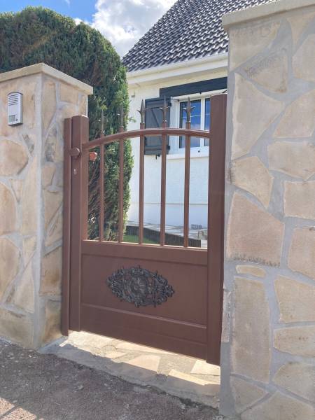 Portail et Portillon CETAL au Style rétro à Petit-Couronne près de Rouen, une belle réalisation signée Dieppe Fermeture