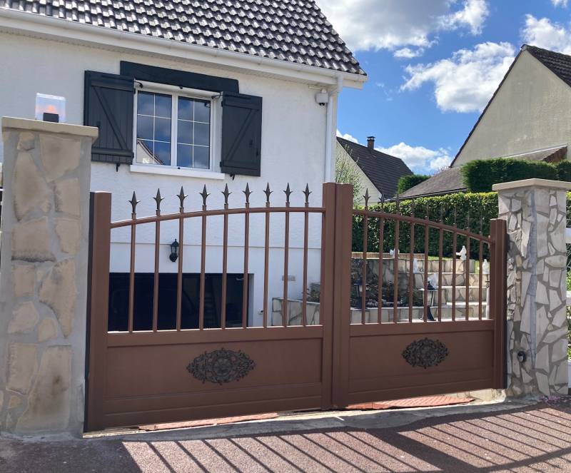 Portail et Portillon CETAL au Style rétro à Petit-Couronne près de Rouen, une belle réalisation signée Dieppe Fermeture