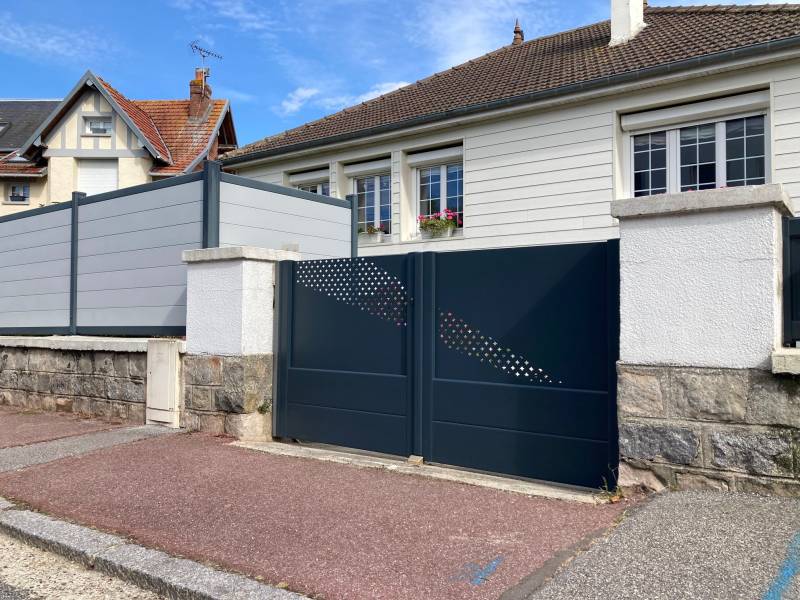 Installation de portail et portillon en aluminium motorisé gris anthracite à Dieppe – Gournay Dieppe Fermeture