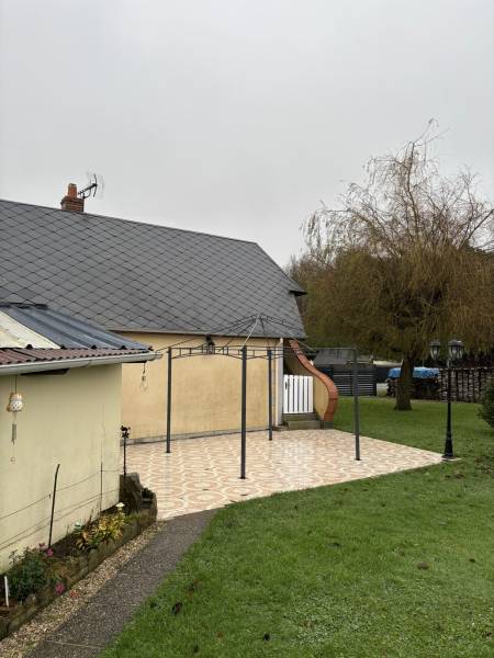 Pergola bioclimatique Veranco gris anthracite avec spots intégrés à Belmesnil, proche de Bacqueville-en-Caux