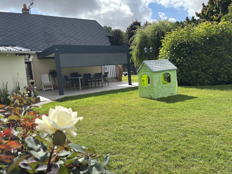 Pergola bioclimatique Veranco gris anthracite avec spots intégrés à Belmesnil, proche de Bacqueville-en-Caux