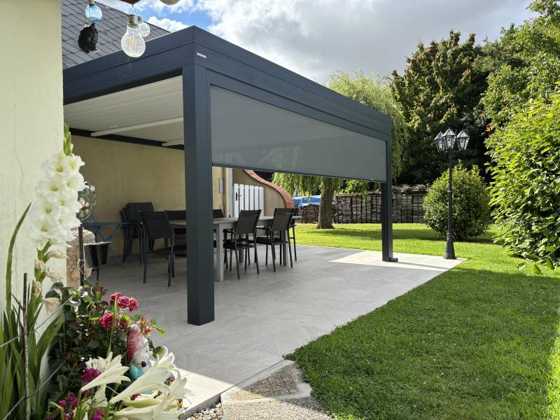 Pergola bioclimatique Veranco gris anthracite avec spots intégrés à Belmesnil, proche de Bacqueville-en-Caux