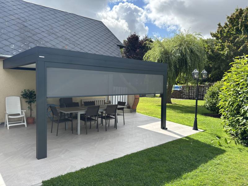 Pergola bioclimatique Veranco gris anthracite avec spots intégrés à Belmesnil, proche de Bacqueville-en-Caux