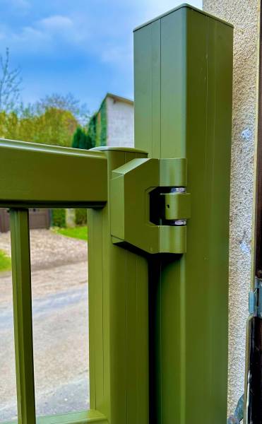 POTEAUX 125 ET PAUMELLE PORTAIL CETAL VERT 2100 GOURNAY FERMETURE