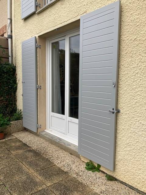 Entreprise de menuiserie Hautot sur Mer près de Dieppe : volet battant aluminium isolé sur mesure gris RAL 9006 pour une rénovation