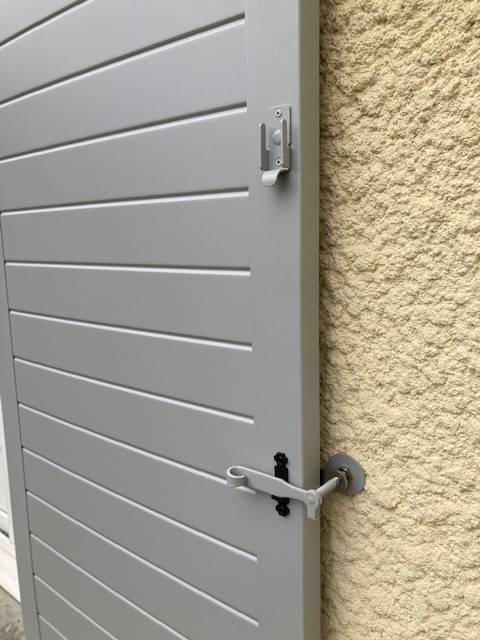 Entreprise de menuiserie Hautot sur Mer près de Dieppe : volet battant aluminium isolé sur mesure gris RAL 9006 pour une rénovation