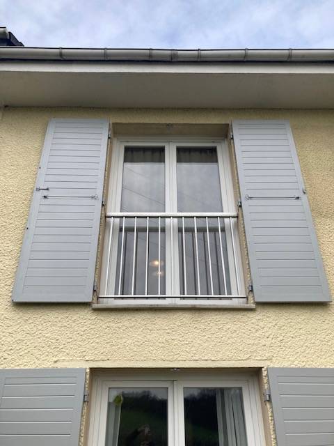 Entreprise de menuiserie Hautot sur Mer près de Dieppe : volet battant aluminium isolé sur mesure gris RAL 9006 pour une rénovation