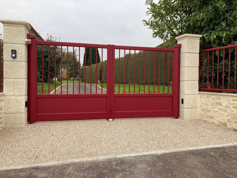 Vente et installation d'un portail battant en Aluminium Cetal à Avremesnil : une réalisation Gournay Dieppe Fermeture