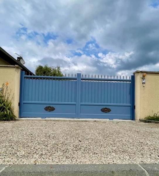 Portail alu coulissant motorisé CETAL par Gournay Fermeture