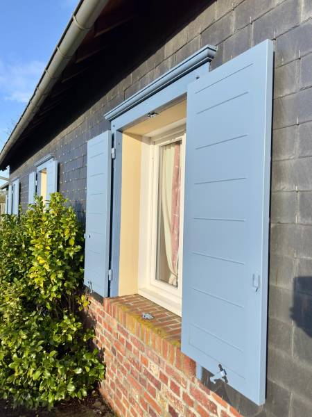 Détail volet battant aluminium Volpro thermo 37mm bleu ral 5014 Beauvais