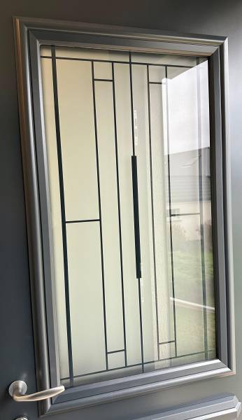 Vitrage décoratif sablé classe 2 avec sérigraphie moderne – porte acier Zilten posée à Gournay en Bray