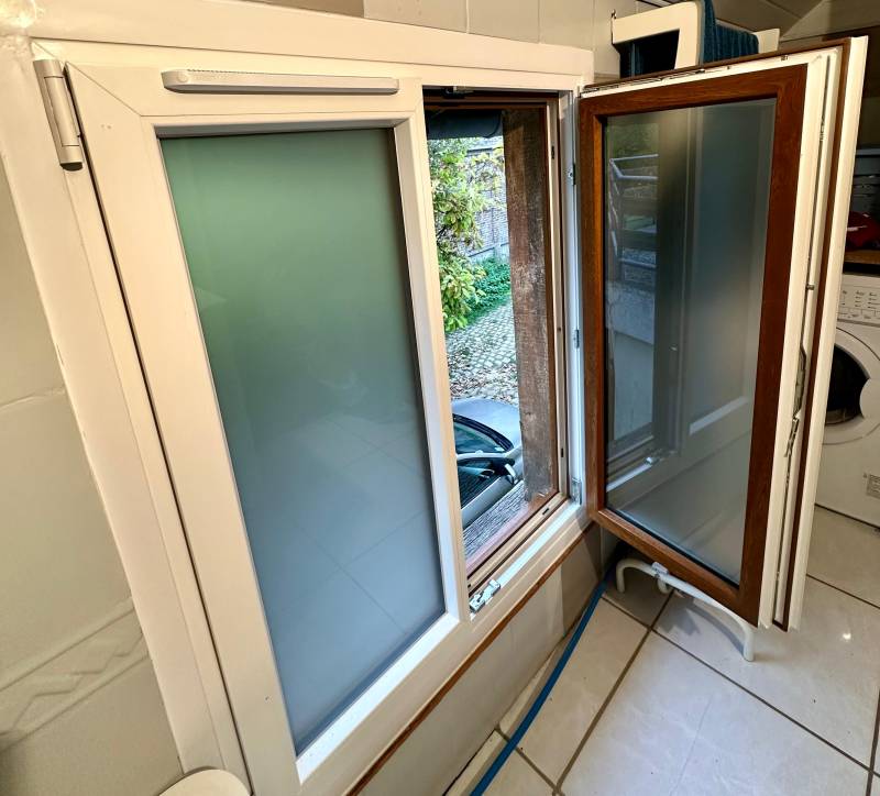 Fenêtre 2 coloris blanc et chêne doré pvc 