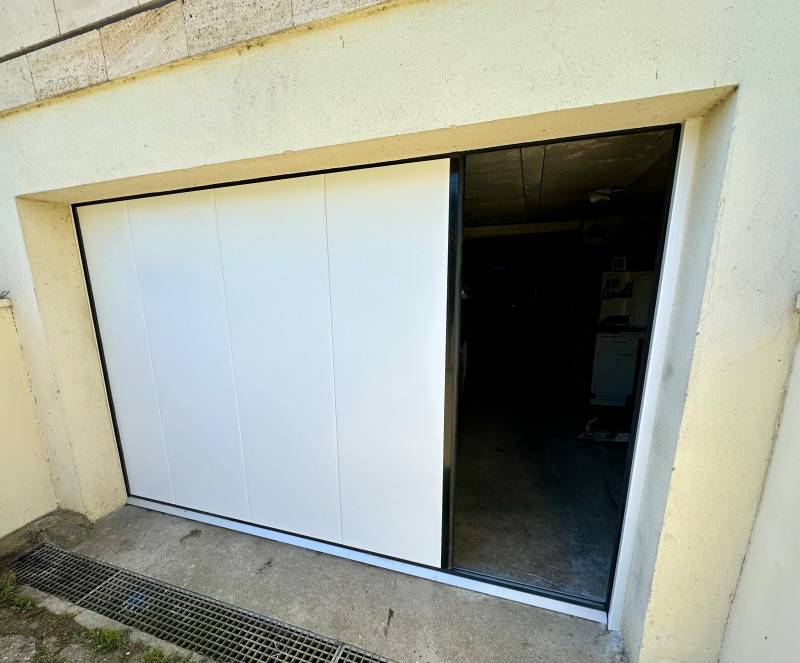 Détail porte de garage latérale acier panneau lisse blanc Ferrières-en-Bray