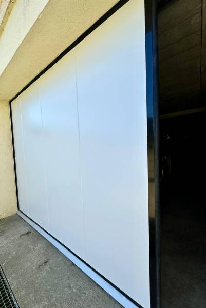 Porte de garage sectionnelle latérale blanche SDA installation Gournay-en-Bray