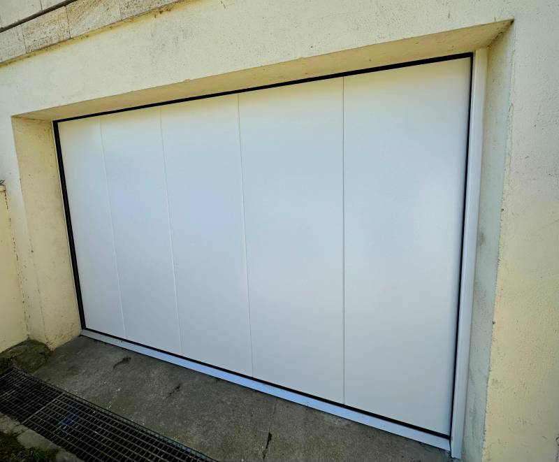 Porte de garage motorisée SDA vue extérieure finition blanc satiné
