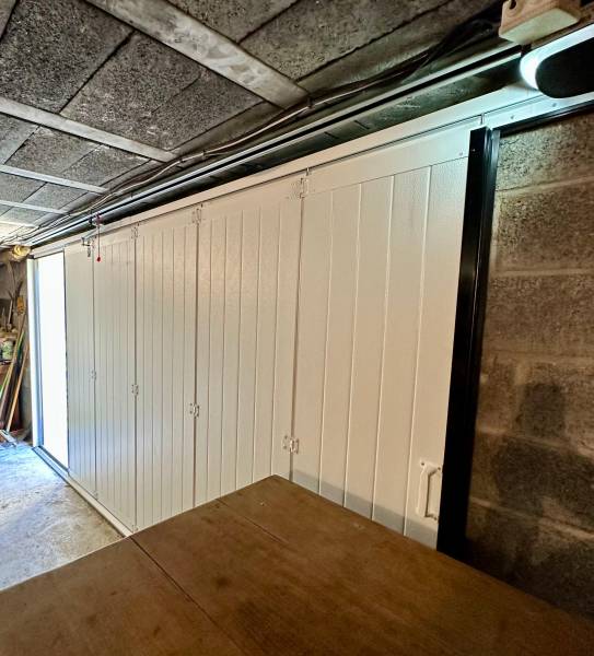 Vue intérieure porte de garage latérale rail plafond et panneaux isolés