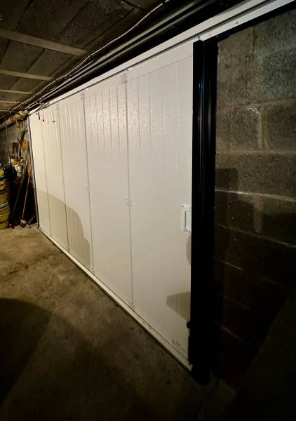 Détail panneau rainuré intérieur porte de garage sectionnelle latérale