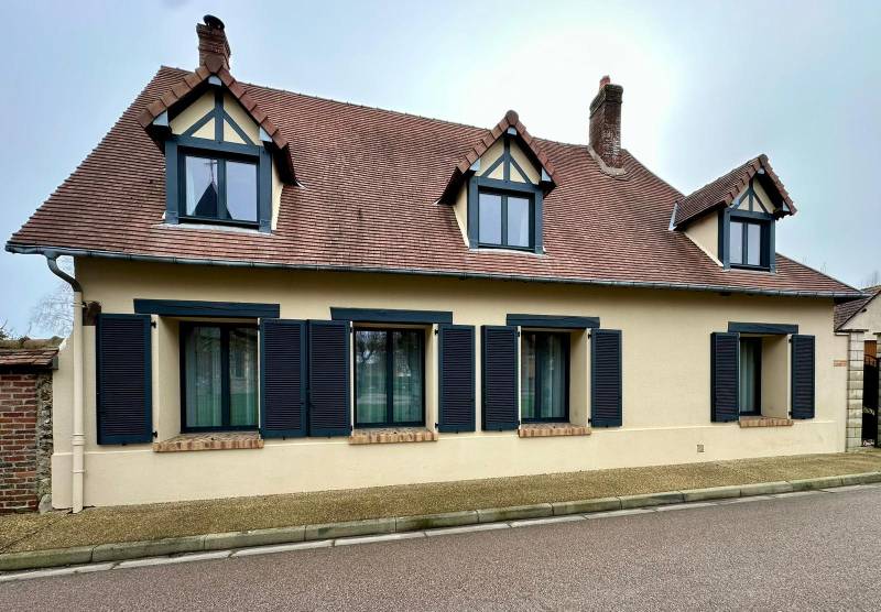 Menuiseries aluminium gris anthracite harmonie façade