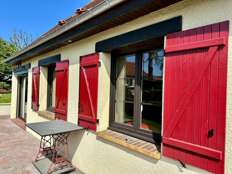 Pose fenêtres brun RAL 8019 avec volets battants rouge bois Gournay-en-Bray