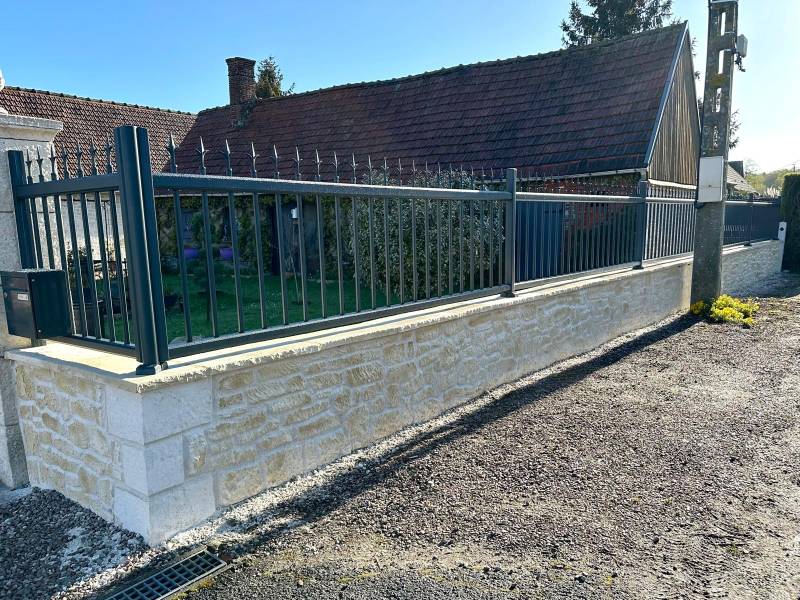CLOTURE ALU SUR MACONNERIE GOURNAY FERMETURE