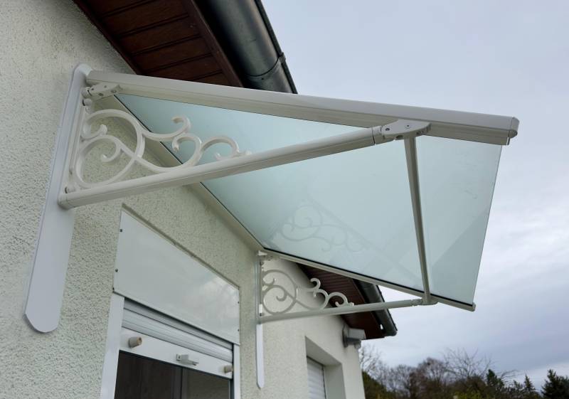 Vue latérale de la marquise en aluminium installée par Gournay Dieppe Fermeture