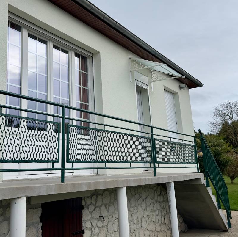 Rendu final d’une marquise moderne sur façade rénovée à Saint‑Omer‑en‑Chaussée