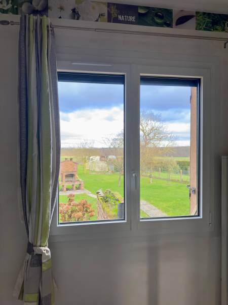 Détail intérieur de fenêtre mixte PVC aluminium Proferm avec poignée Atlanta Sécustik blanche dans une maison près de Beauvais