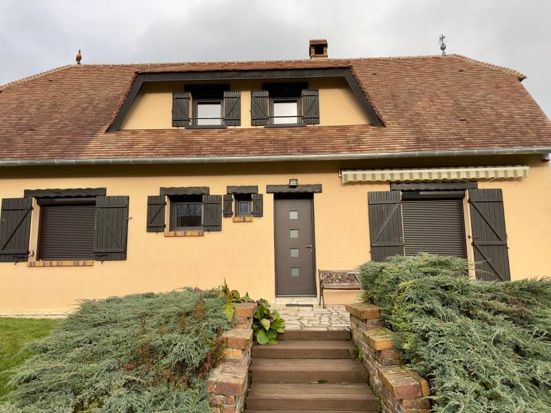 Volets roulants aluminium Voltech mini coffre avec motorisation solaire Somfy IO sur maison proche de Beauvais