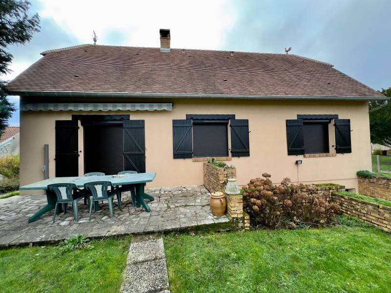 Façade rénovée volets roulants solaires à proximité de Beauvais