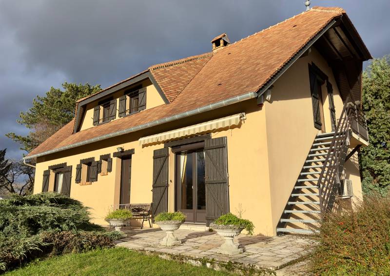 Façade rénovée avec fenêtres mixtes PVC aluminium Proferm près de Beauvais