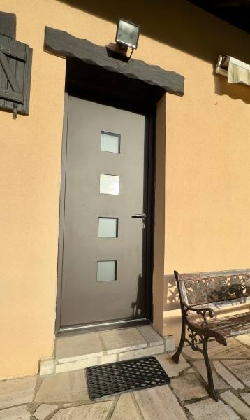 Porte d’entrée monobloc HEXA Proferm brun 8019 au Mont Saint Adrien