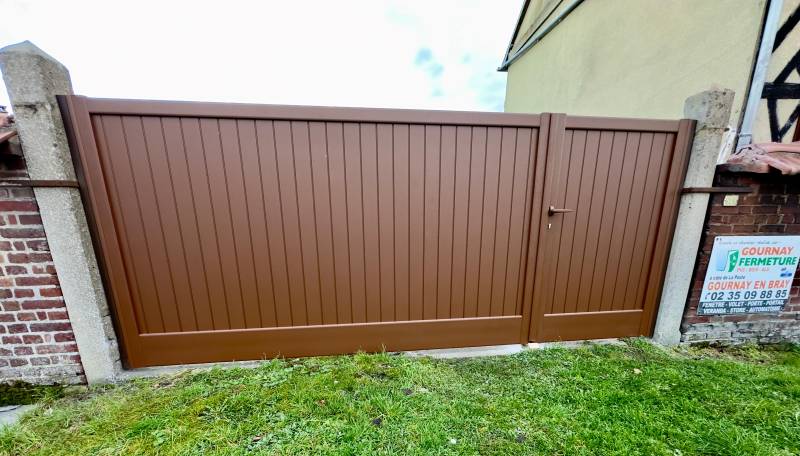 Portail aluminium CETAL Mercure plein deux vantaux coloris Mars Sable C2 installé près de Beauvais