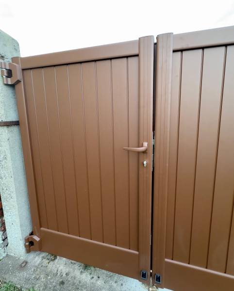 Paumelles aluminium anti-pincement et finitions soignées sur portail CETAL à Beauvais