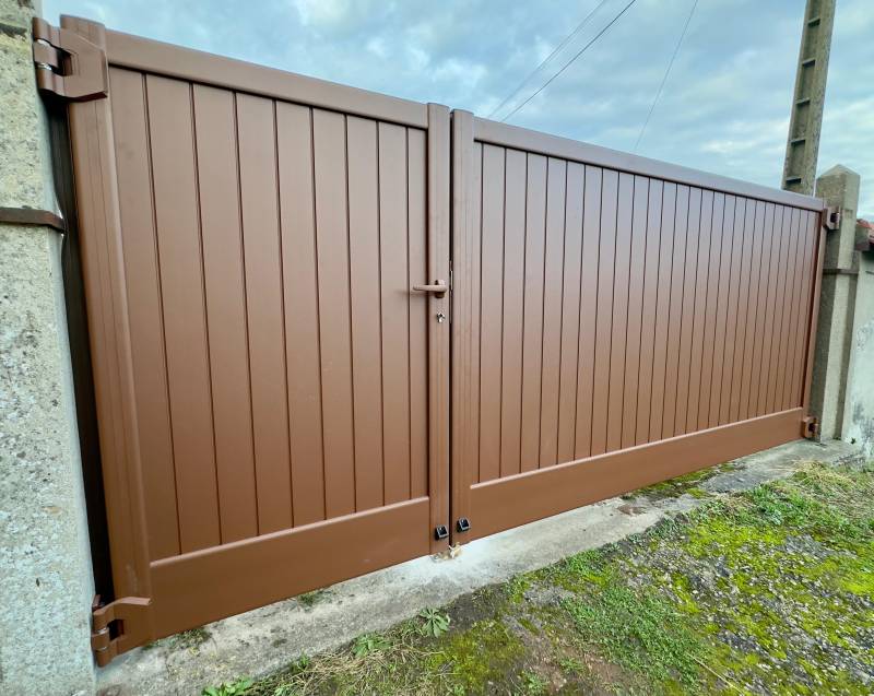 Détail des frises verticales d’un portail aluminium CETAL Mercure haut de gamme à Beauvais