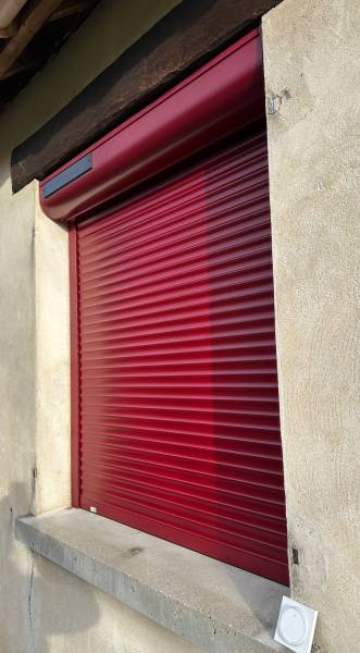 Volet roulant solaire aluminium rouge RAL 3004 posé sous linteau à Gournay-en-Bray