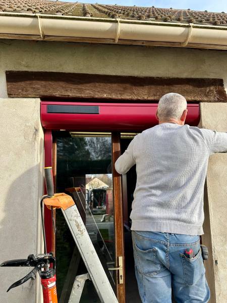 Pose de volet roulant solaire Somfy IO  à Gournay-en-Bray