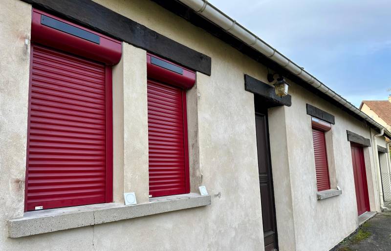 Alignement de volets roulants solaires aluminium rénovation sur maison à Gournay-en-Bray