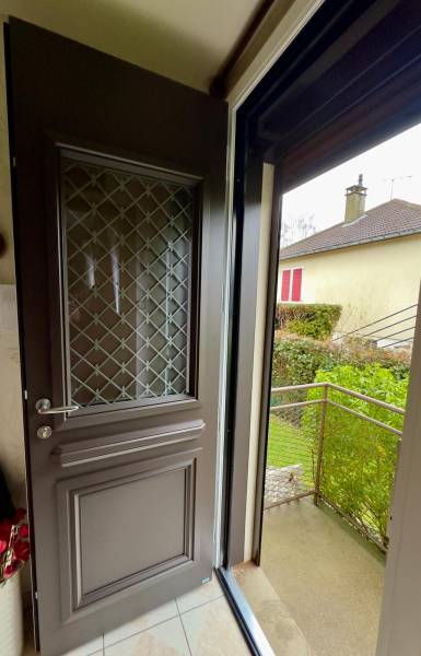 Porte d’entrée aluminium blanc intérieur brun extérieur installée secteur Gournay-en-Bray