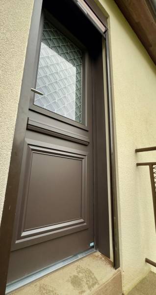 Pose porte d’entrée aluminium Zilten SOFFI 1 brun 8019 à proximité de Gournay-en-Bray