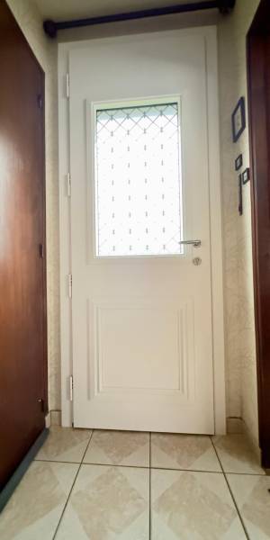 Intérieur lumineux grâce à porte d’entrée aluminium vitrée Zilten Oise