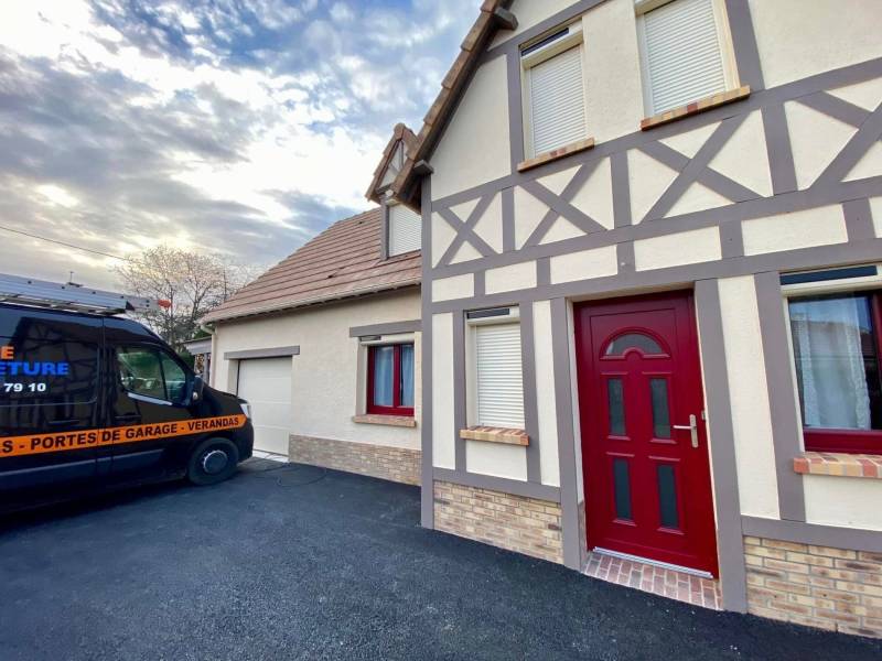 Porte pvc blanc intérieur et aluminium rouge ral 3004 extérieur à Gournay en Bray